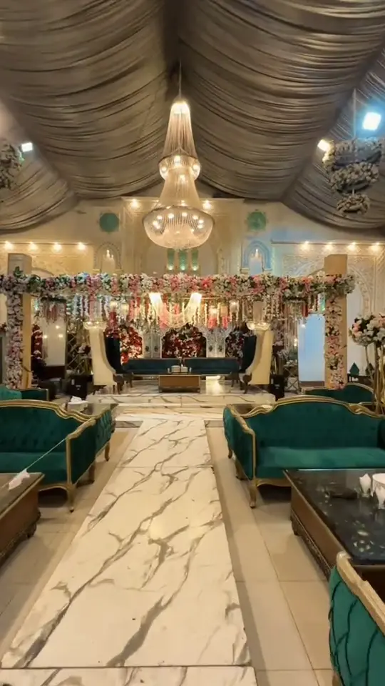 Film of the Barat stage under chandeliers
